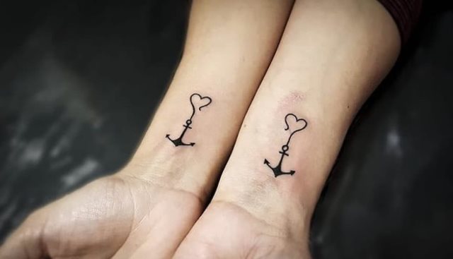 tattoo femenino corazon para la muneca 01