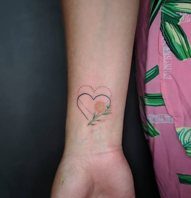tattoo femenino corazon para la muneca 02