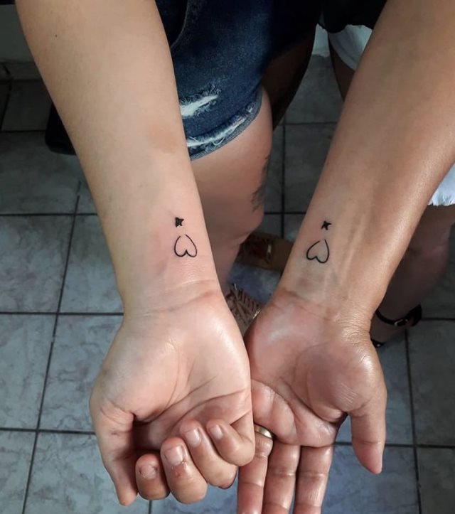tattoo femenino corazon para la muneca 03