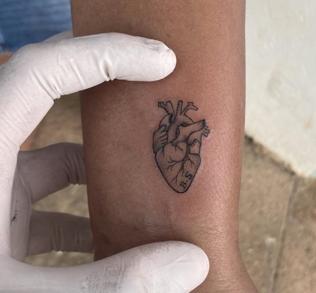 tattoo femenino corazon para la muneca 04
