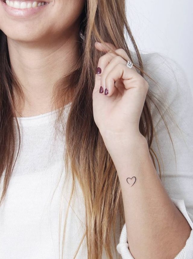 tattoo femenino corazon para la muneca 06