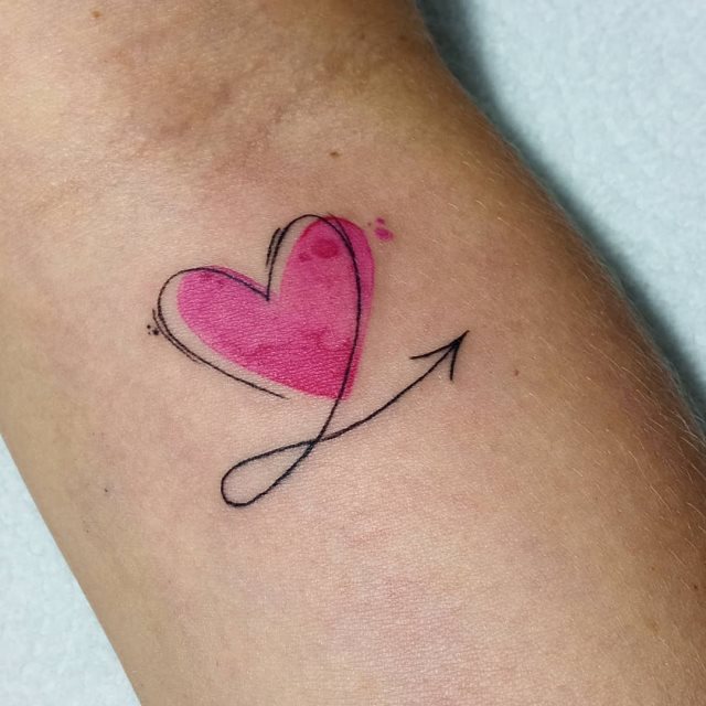tattoo femenino corazon para la muneca 11