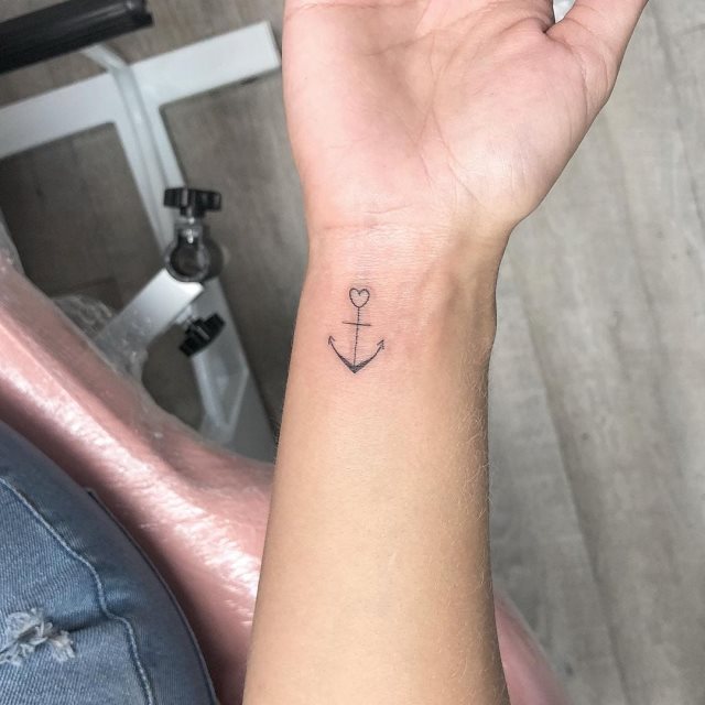 tattoo femenino corazon para la muneca 12