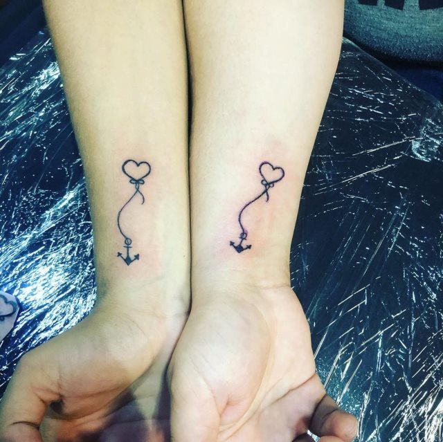 tattoo femenino corazon para la muneca 13