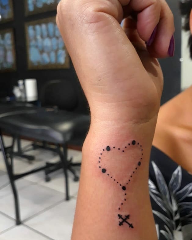 tattoo femenino corazon para la muneca 14