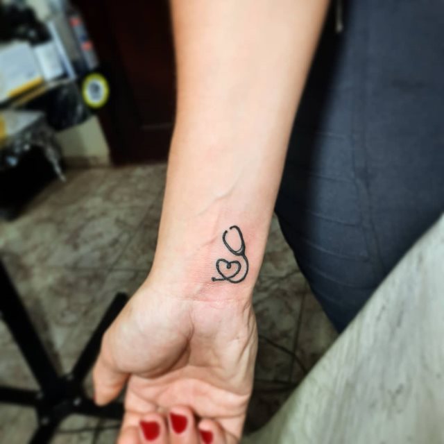 tattoo femenino corazon para la muneca 15