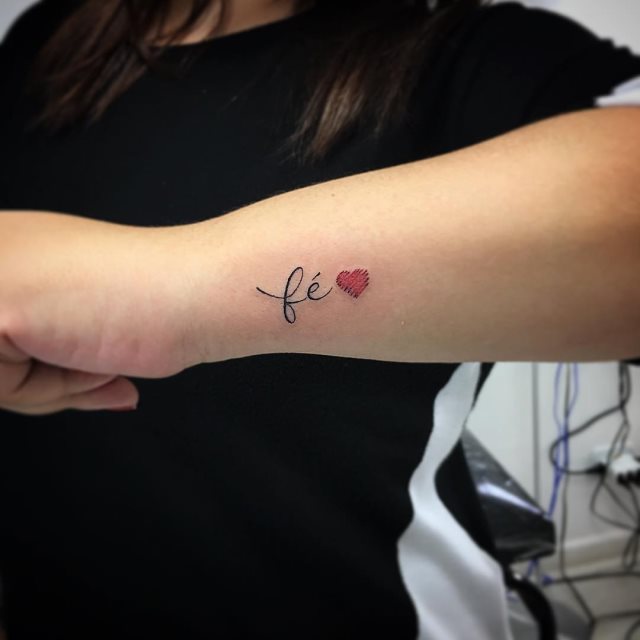 tattoo femenino corazon para la muneca 16