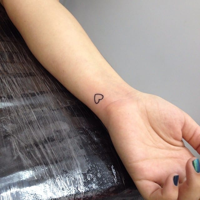 tattoo femenino corazon para la muneca 17