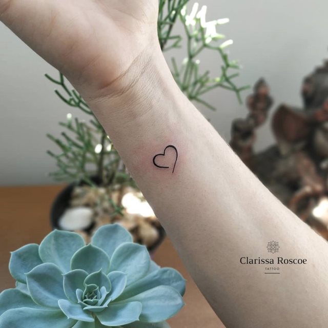 tattoo femenino corazon para la muneca 18
