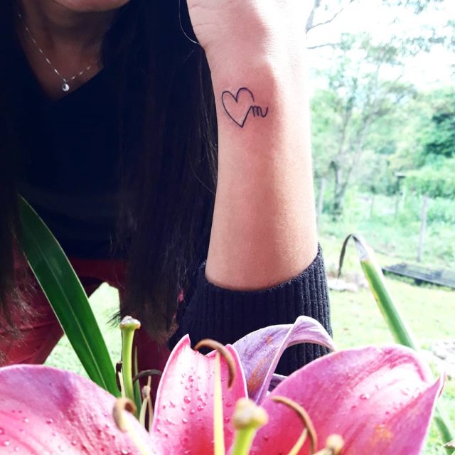 tattoo femenino corazon para la muneca 19