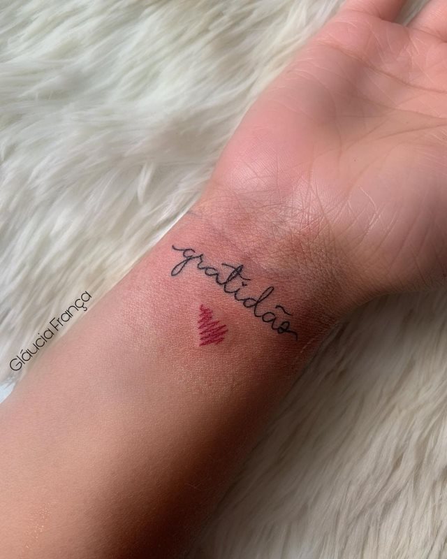 tattoo femenino corazon para la muneca 20