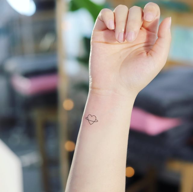 tattoo femenino corazon para la muneca 23