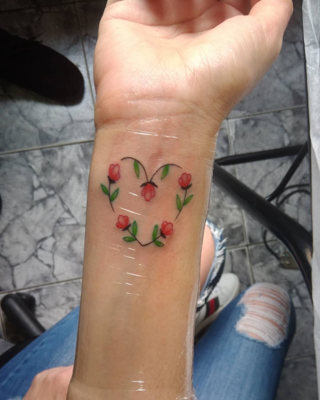 tattoo femenino corazon para la muneca 24
