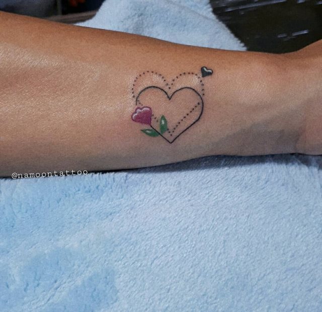 tattoo femenino corazon para la muneca 25