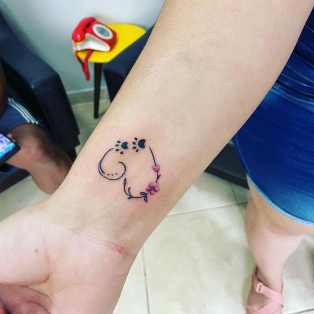 tattoo femenino corazon para la muneca 26