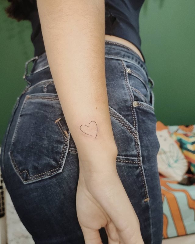 tattoo femenino corazon para la muneca 27