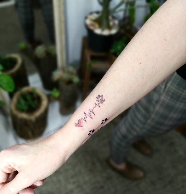 tattoo femenino corazon para la muneca 28