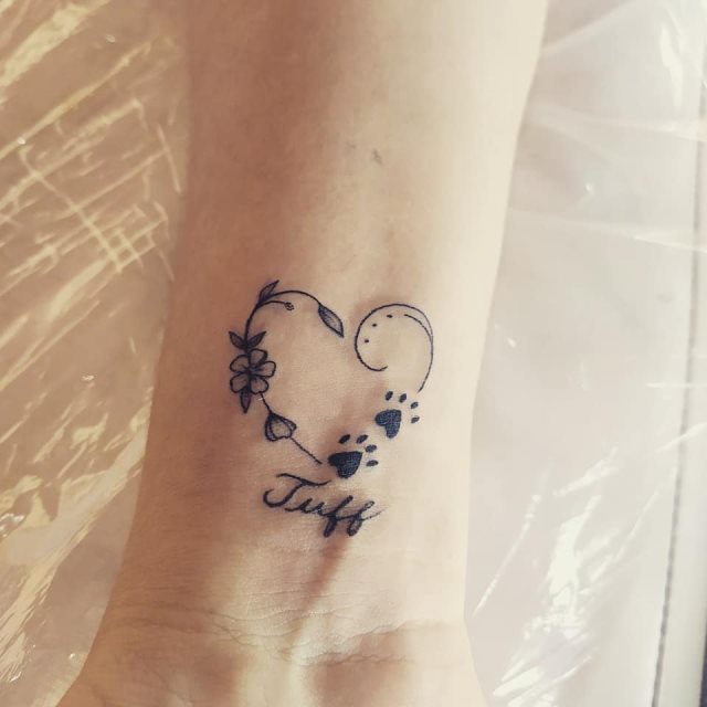 tattoo femenino corazon para la muneca 29