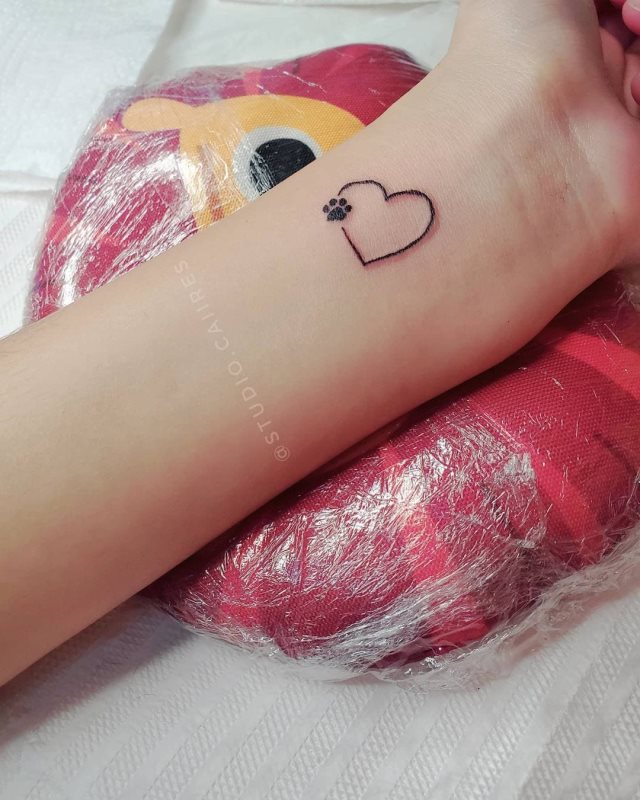 tattoo femenino corazon para la muneca 30