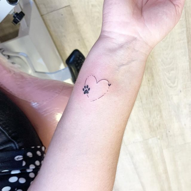 tattoo femenino corazon para la muneca 31