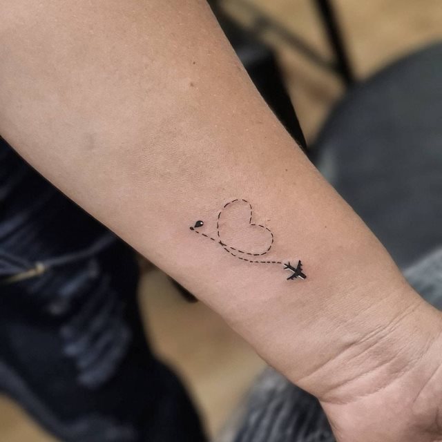 tattoo femenino corazon para la muneca 32