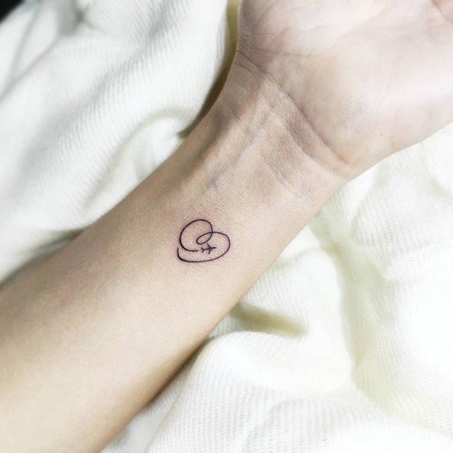 tattoo femenino corazon para la muneca 33