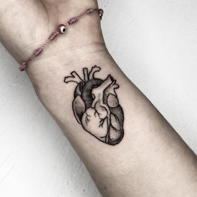 tattoo femenino corazon para la muneca 35