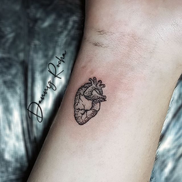 tattoo femenino corazon para la muneca 36