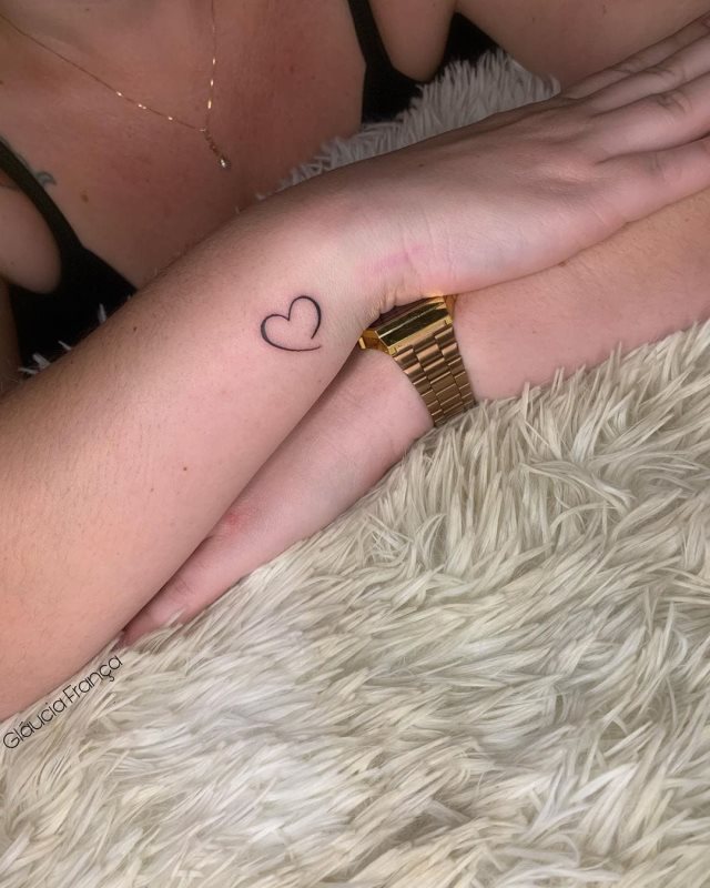 tattoo femenino corazon para la muneca 37