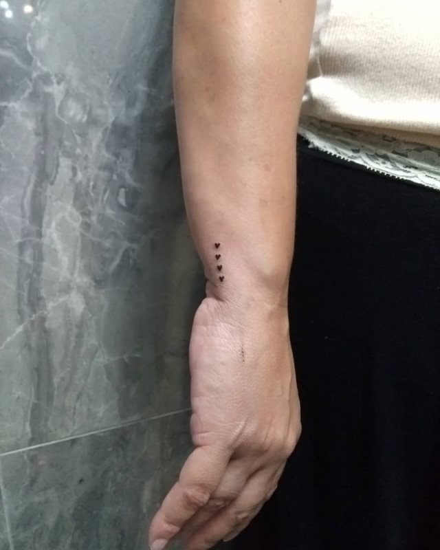tattoo femenino corazon para la muneca 38