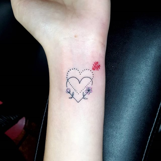 tattoo femenino corazon para la muneca 40