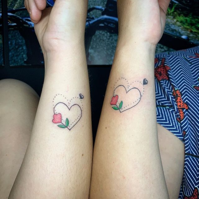 tattoo femenino corazon para la muneca 42