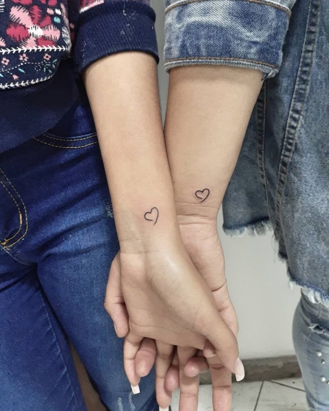 tattoo femenino corazon para la muneca 46