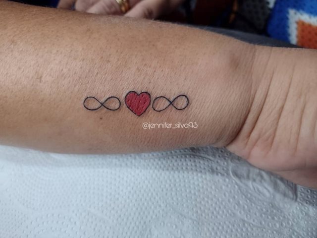 tattoo femenino corazon para la muneca 49