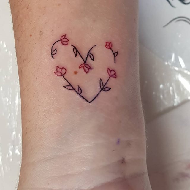 tattoo femenino corazon para la muneca 50