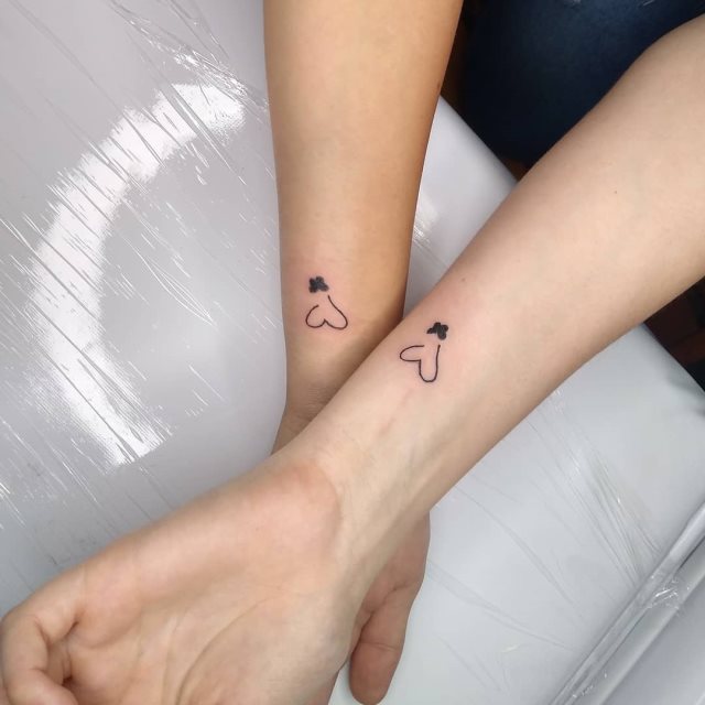 tattoo femenino corazon para la muneca 51