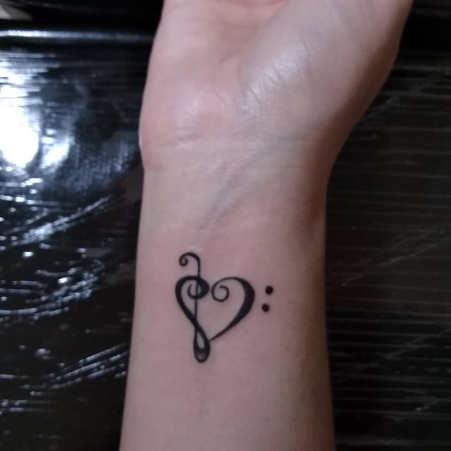tattoo femenino corazon para la muneca 52