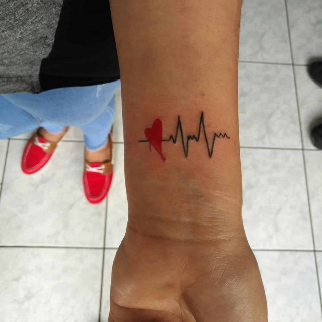 tattoo femenino corazon para la muneca 53