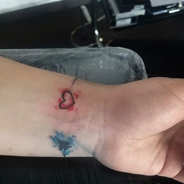 tattoo femenino corazon para la muneca 54