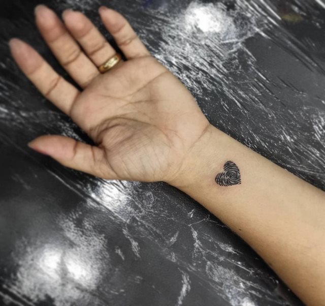 tattoo femenino corazon para la muneca 55