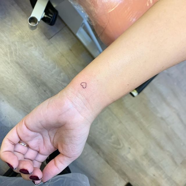 tattoo femenino corazon para la muneca 56
