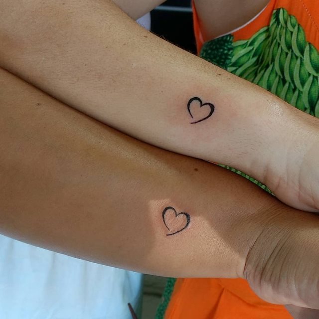 tattoo femenino corazon para la muneca 57