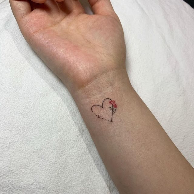 tattoo femenino corazon para la muneca 60