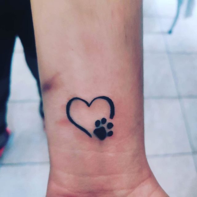 tattoo femenino corazon para la muneca 61