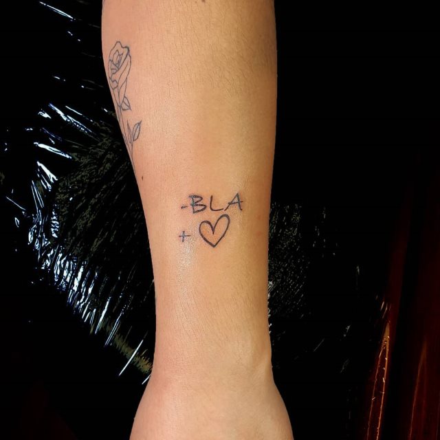 tattoo femenino corazon para la muneca 70