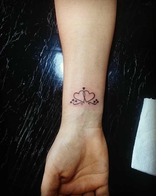 tattoo femenino corazon para la muneca 74