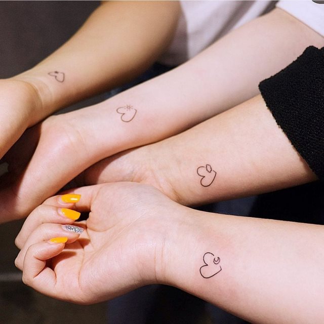 tattoo femenino corazon para la muneca 75