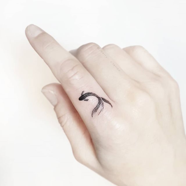 tattoo femenino de carpa 12