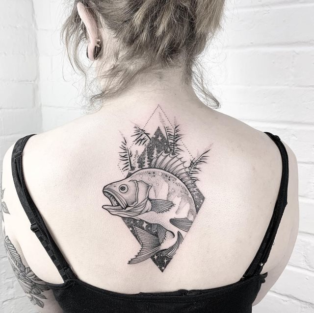 tattoo femenino de carpa 75