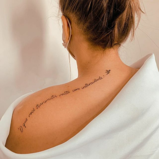 tattoo femenino de frase en el hombro 02